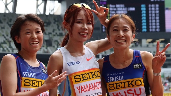 【セイコーGGP】女子 3000m：レース後に笑顔を見せる3位山本有真（写真中央）、4位楠莉奈（写真右）、6位山崎りさ（写真左）の積水化学勢