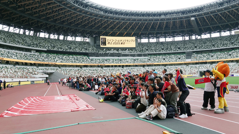 【セイコーGGP】競技終了直後のアスリートと集合写真+ハイタッチ!