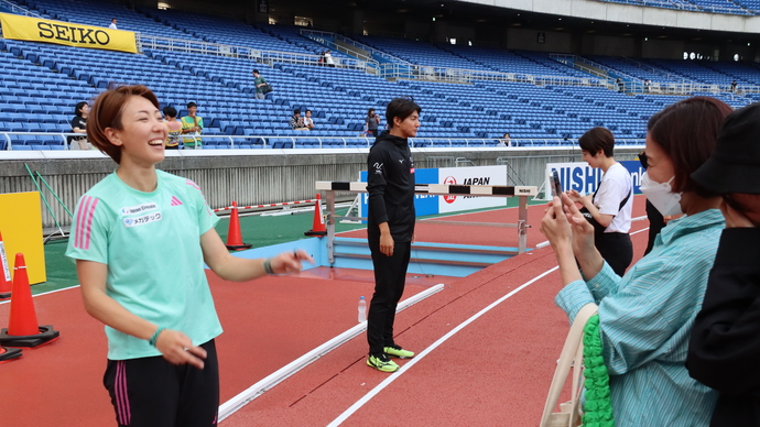 【セイコーGGP】記念撮影で笑顔を見せる寺田明日香(ジャパンクリエイトグループ)